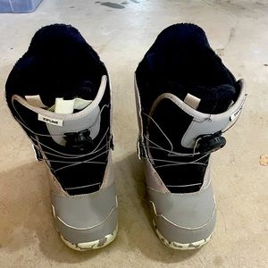 Preowned Youth boys size 6 burton snowboarding boots